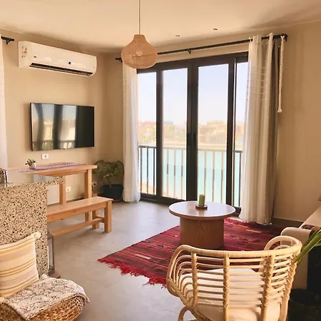 Cozy Beach House With Rooftop In Tawila